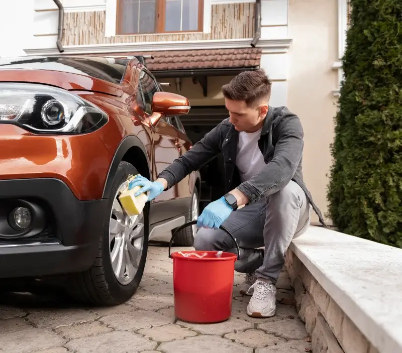 Lavage auto à domicile Saint-Médard-sur-Ille : professionnel intervenant sur un véhicule
